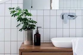 How to create a stylish and functional beach house bathroom
