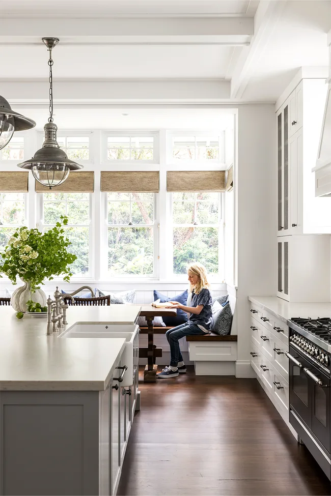 Hamptons style kitchen with breakfast nook