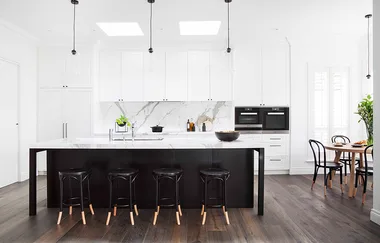 Marble kitchen: Modern and monochrome